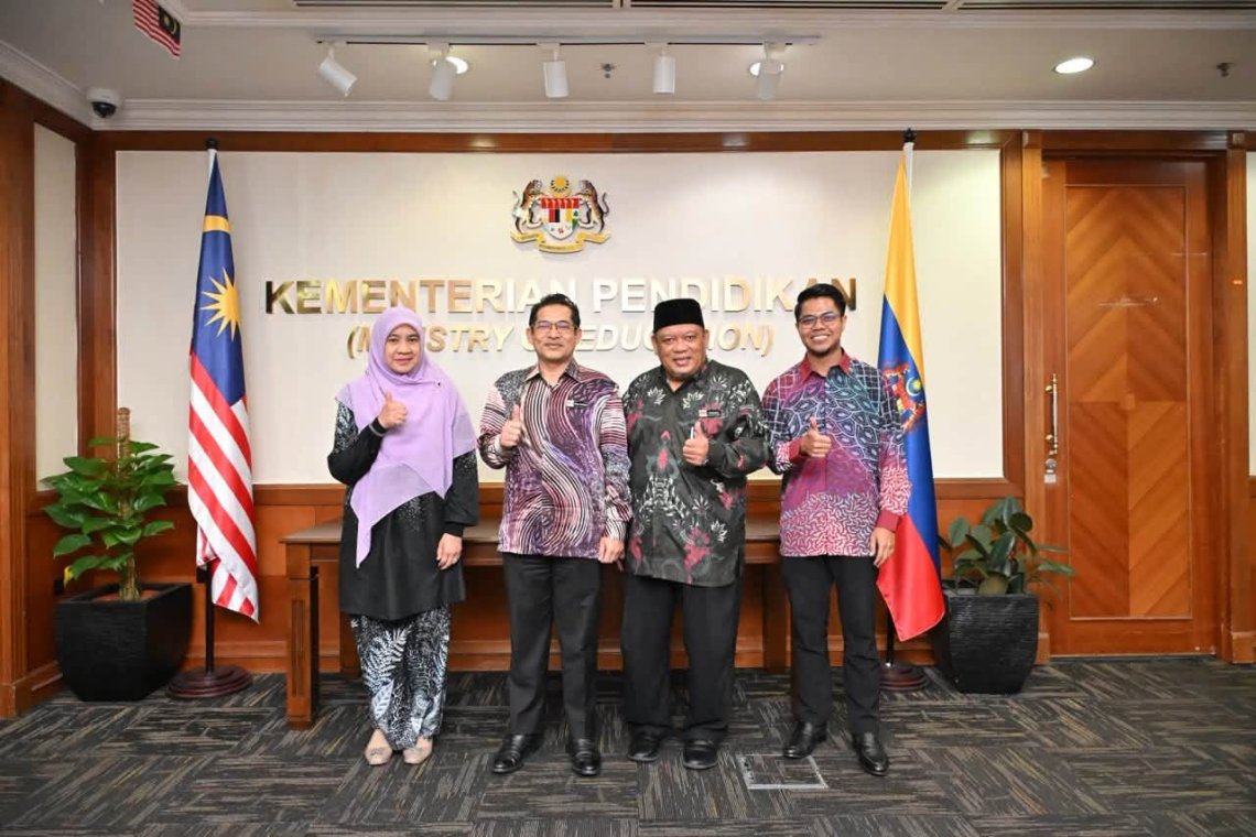 Kunjungan Hormat &amp; Penyampaian Hadiah Kempen Cashless Boleh 5.0 Kepada KPM